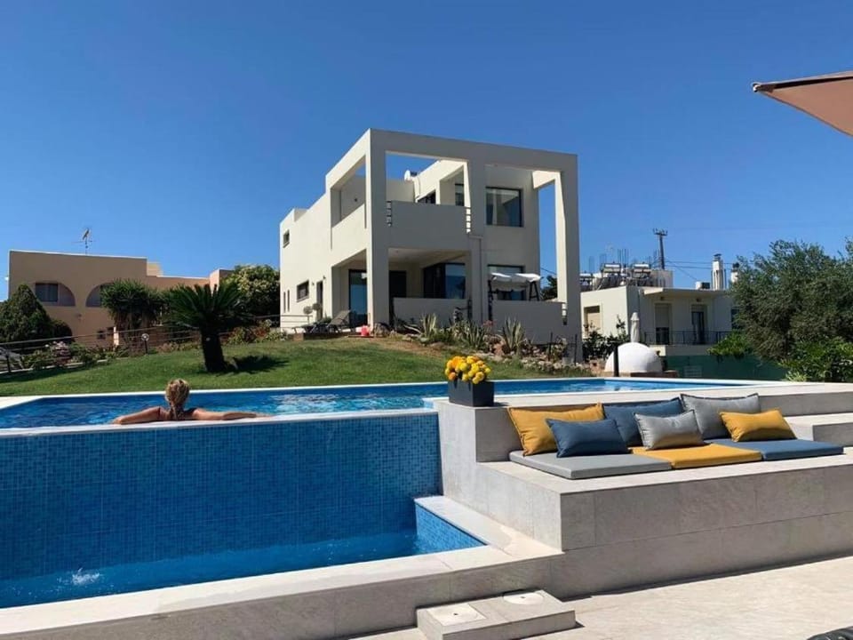 Property building, Day, Pool view, Swimming pool