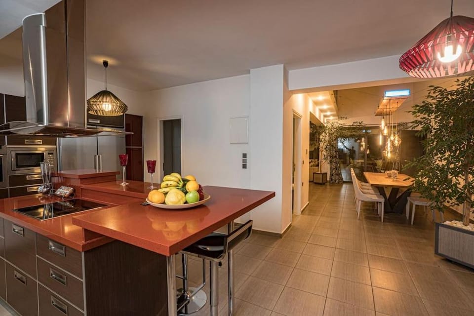 Kitchen or kitchenette, Dining area, oven, stove