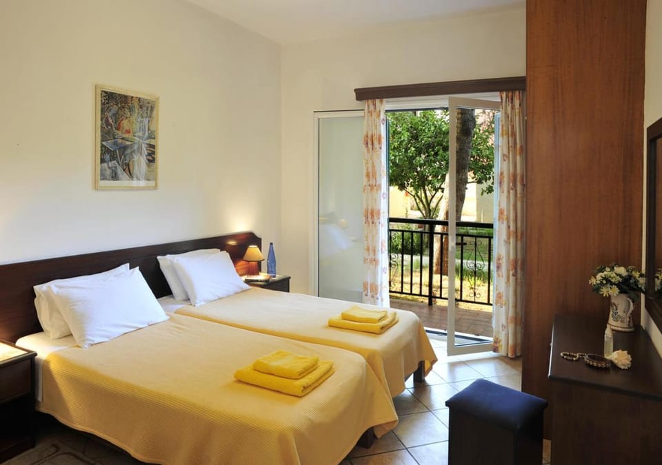 Bed, Photo of the whole room, Bedroom, Garden view