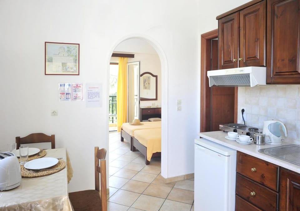 Kitchen or kitchenette, Seating area, Dining area
