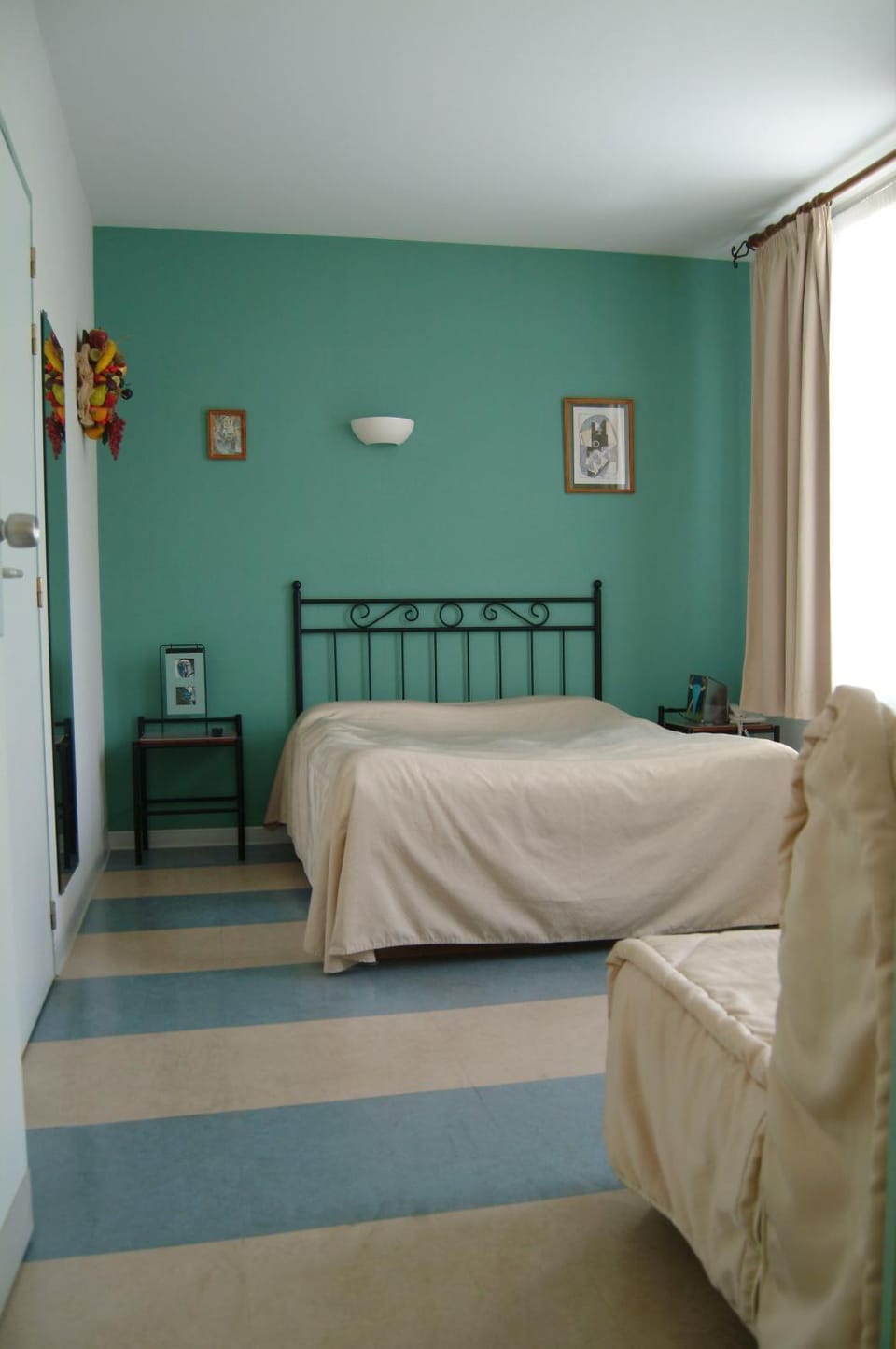 Day, Photo of the whole room