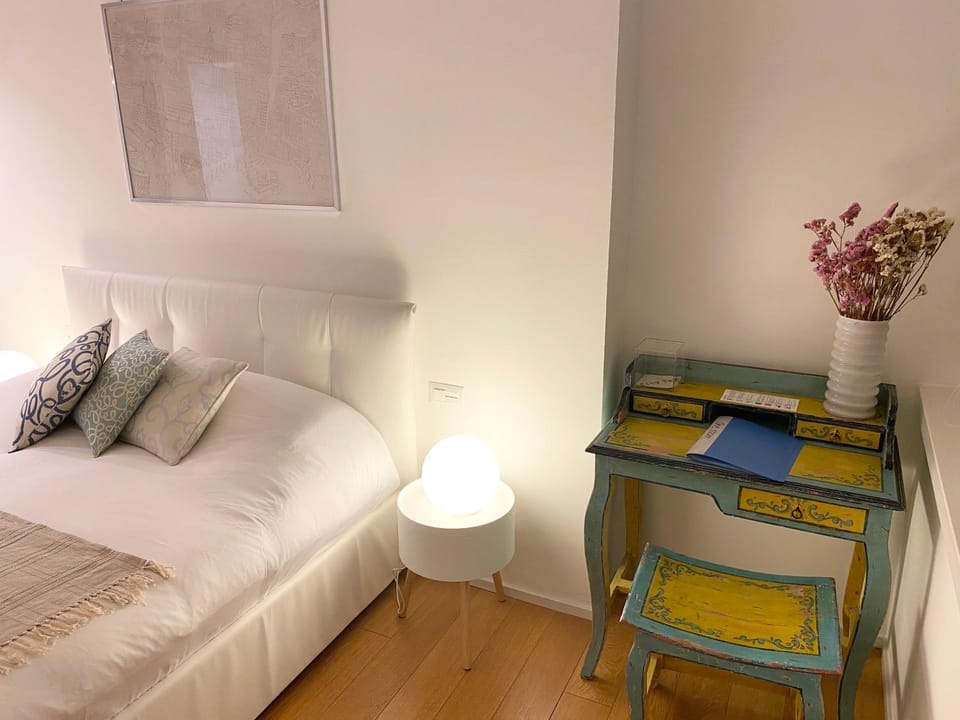 Bed, Photo of the whole room, Seating area, Bedroom