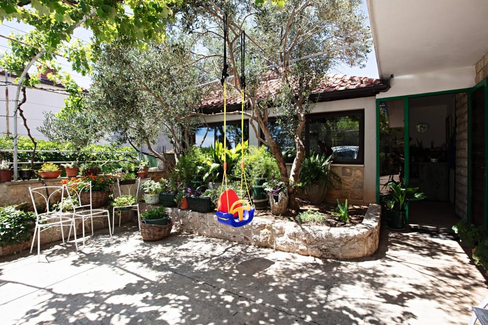 Location, children, Family