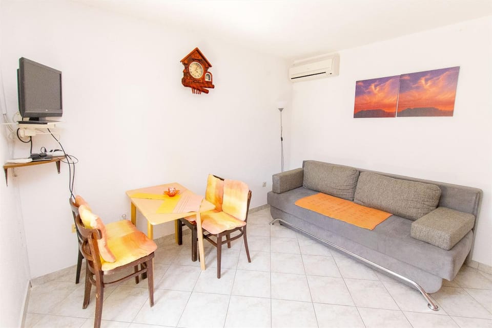 TV and multimedia, Seating area, Dining area, air conditioner