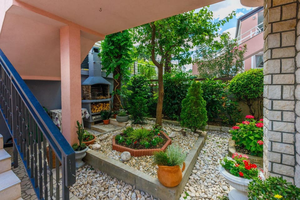 Patio, BBQ facilities