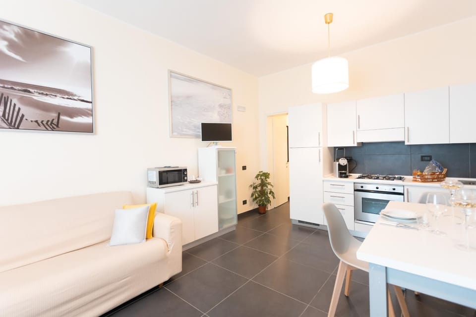 Kitchen or kitchenette, Seating area, Dining area, stove