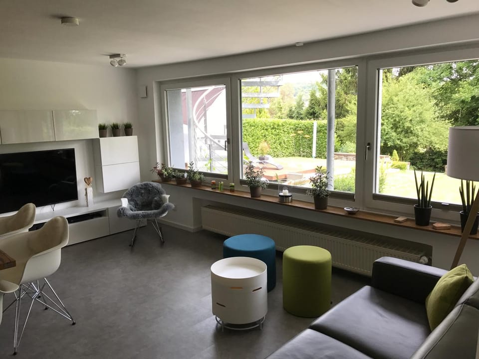 TV and multimedia, Living room, Seating area, Garden view