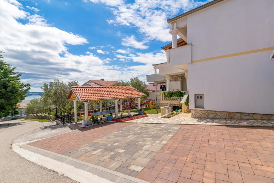 Property building, Patio, Facade/entrance, Spring, Area and facilities