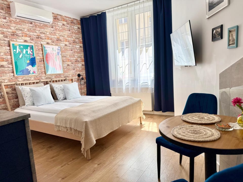 Bed, TV and multimedia, Photo of the whole room, Seating area, Dining area, Bedroom, air conditioner