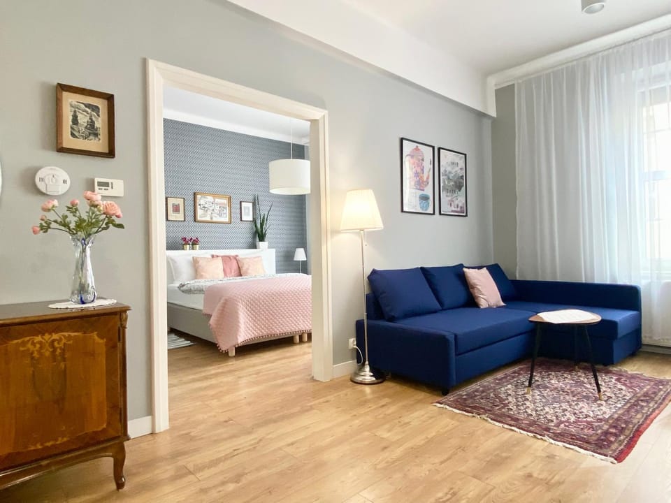 Bed, Living room, Photo of the whole room, Seating area, Bedroom
