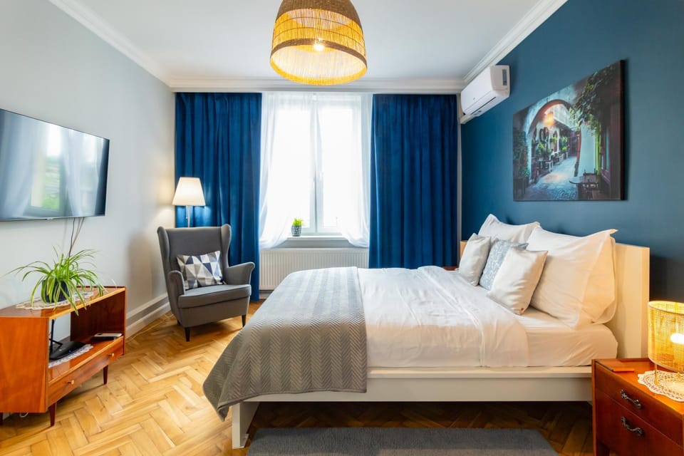 Bed, TV and multimedia, Photo of the whole room, Seating area, Bedroom