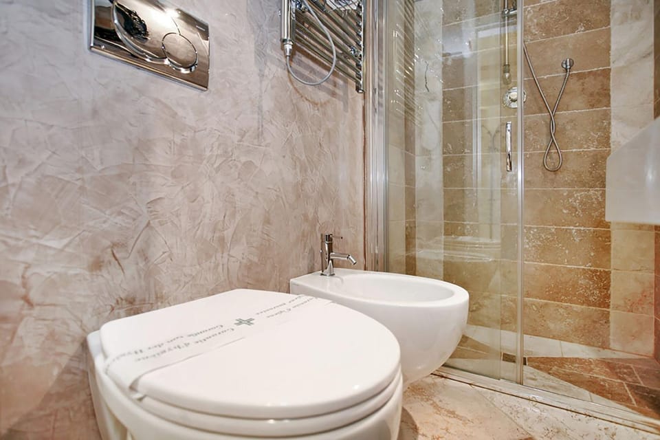 Shower, Toilet