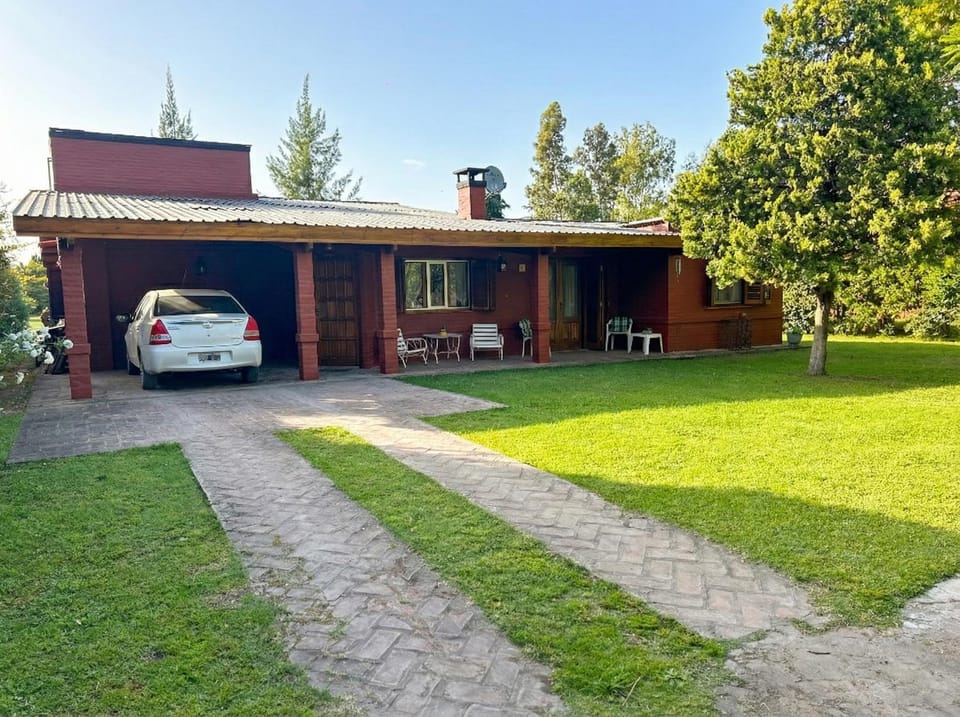Property building, Facade/entrance, Neighbourhood, Natural landscape, Garden view, Location, acessibility