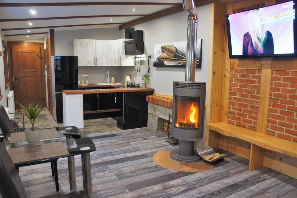 TV and multimedia, Kitchen or kitchenette, Living room, Seating area