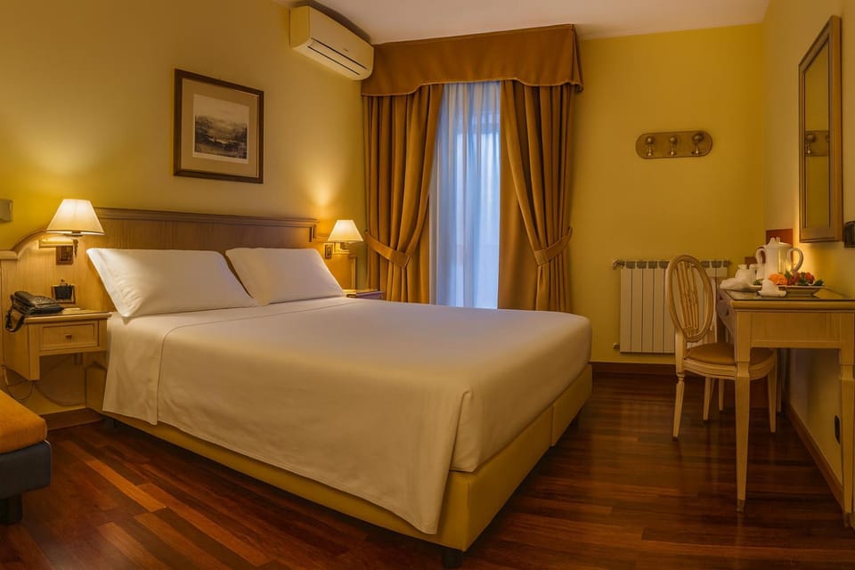 Bed, Photo of the whole room, Bedroom, air conditioner