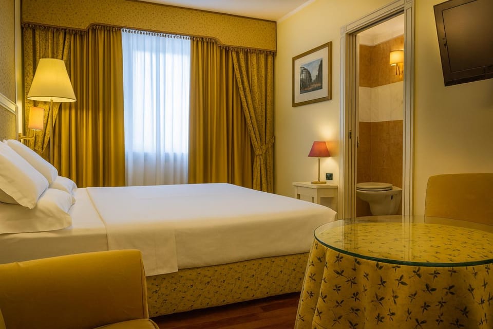 Bed, TV and multimedia, Photo of the whole room, Bedroom