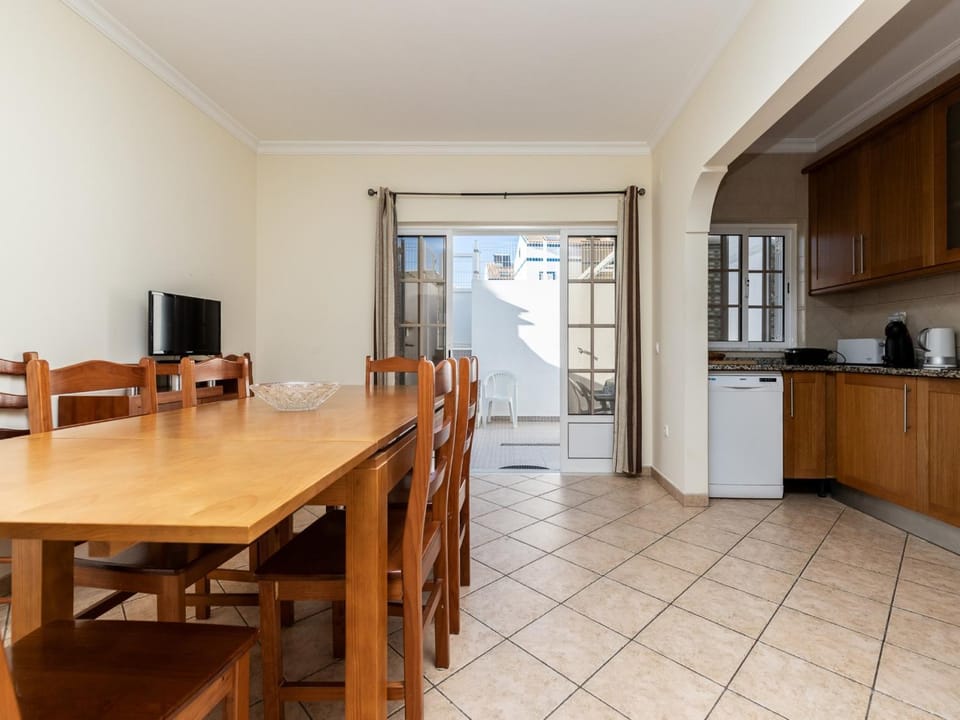 Kitchen or kitchenette, Seating area, Dining area