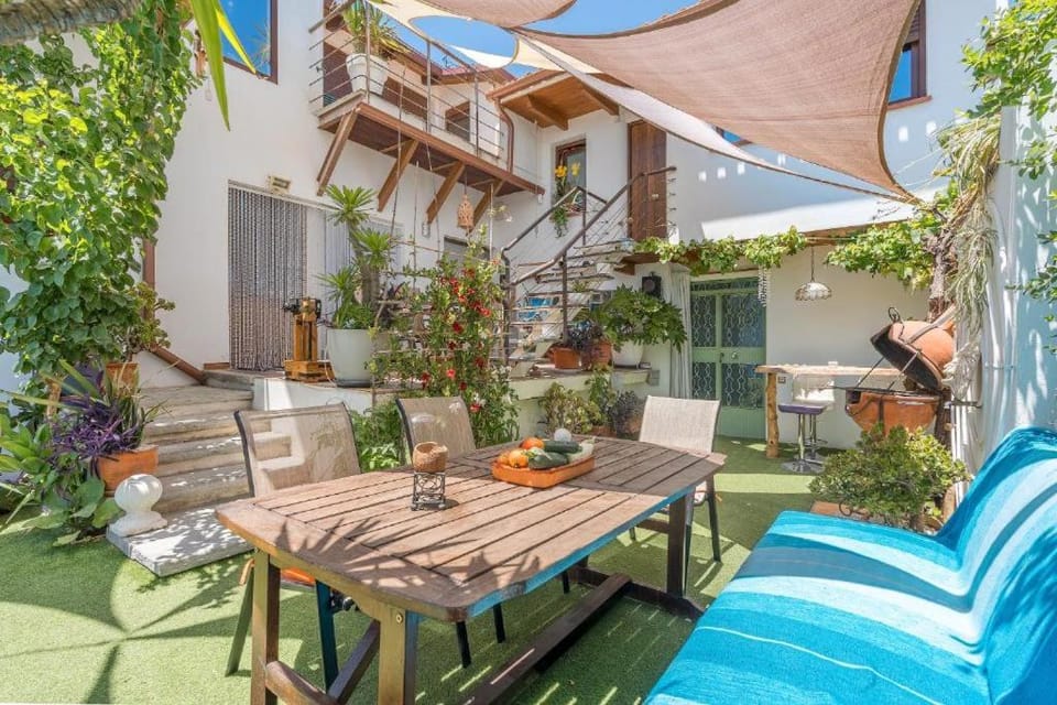 Patio, Day, Garden, Balcony/Terrace, Dining area, Pool view, Swimming pool, sunbed