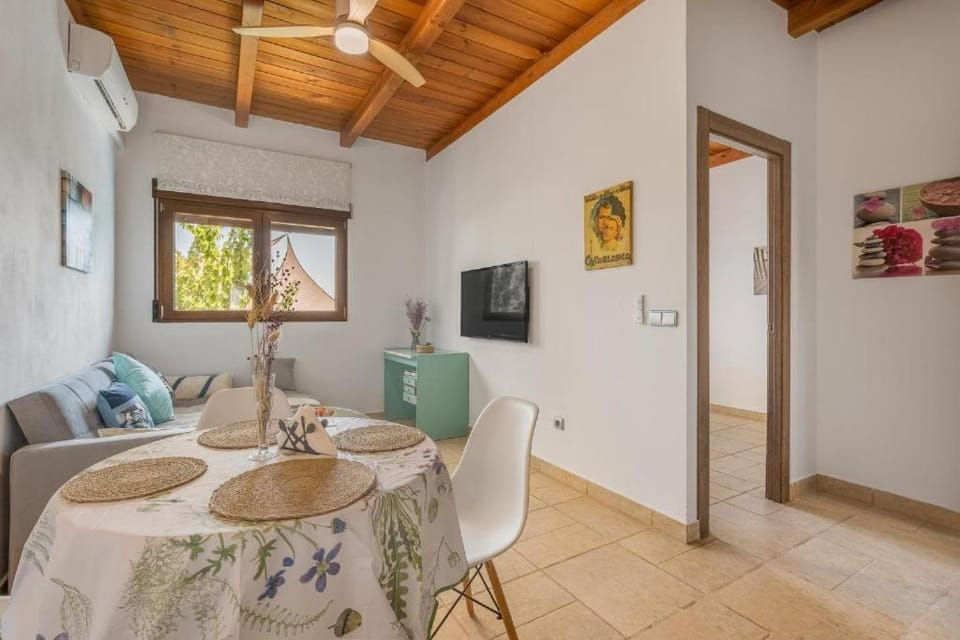 TV and multimedia, Living room, Seating area, Dining area