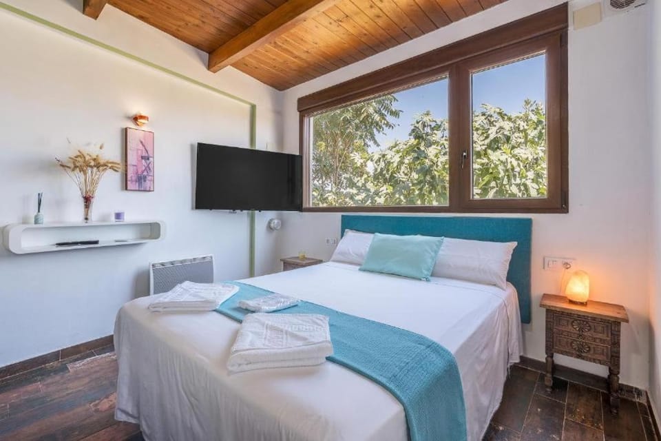 Bed, TV and multimedia, Bedroom