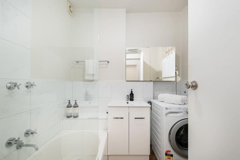 Bathroom, Bath, towels, washing machine, dryer