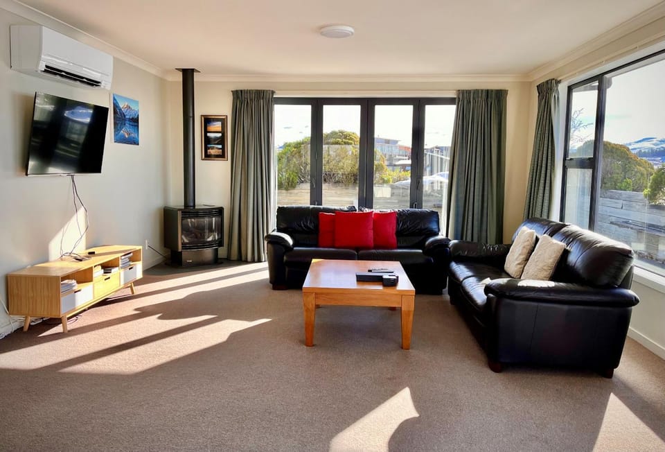 TV and multimedia, Living room, Seating area, fireplace