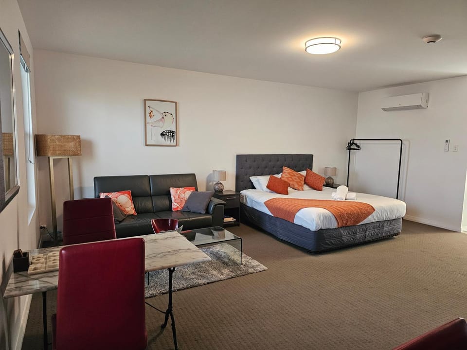 Bed, Living room, Photo of the whole room, Seating area, Dining area, Bedroom
