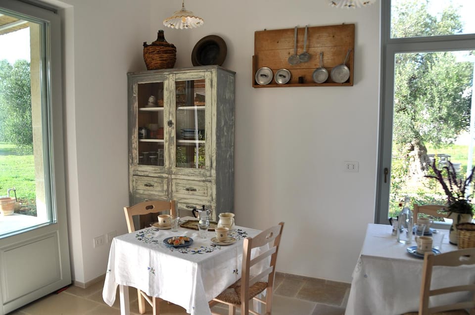 Coffee/tea facilities, Kitchen or kitchenette, Dining area