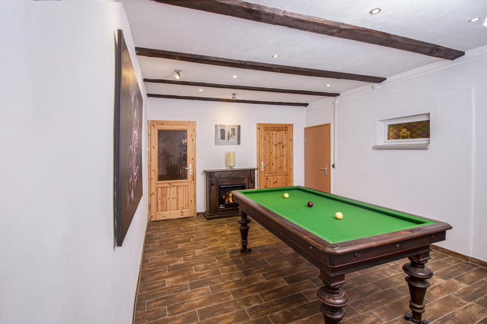 Billiard, Game Room
