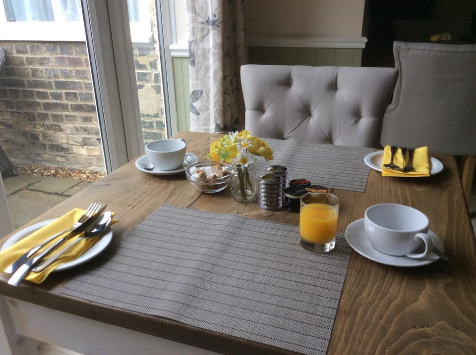 Property building, Coffee/tea facilities, Dining area, Breakfast, Continental breakfast