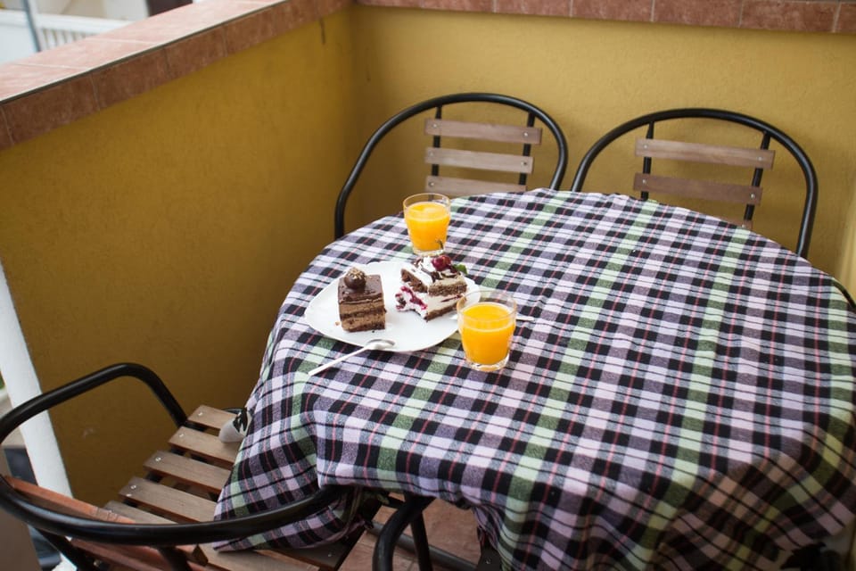 Day, People, Summer, Balcony/Terrace, Food and drinks, Other, Photo of the whole room, Decorative detail, Seating area, Food, Guests, Meals, Breakfast, Drinks, children, Quiet street view