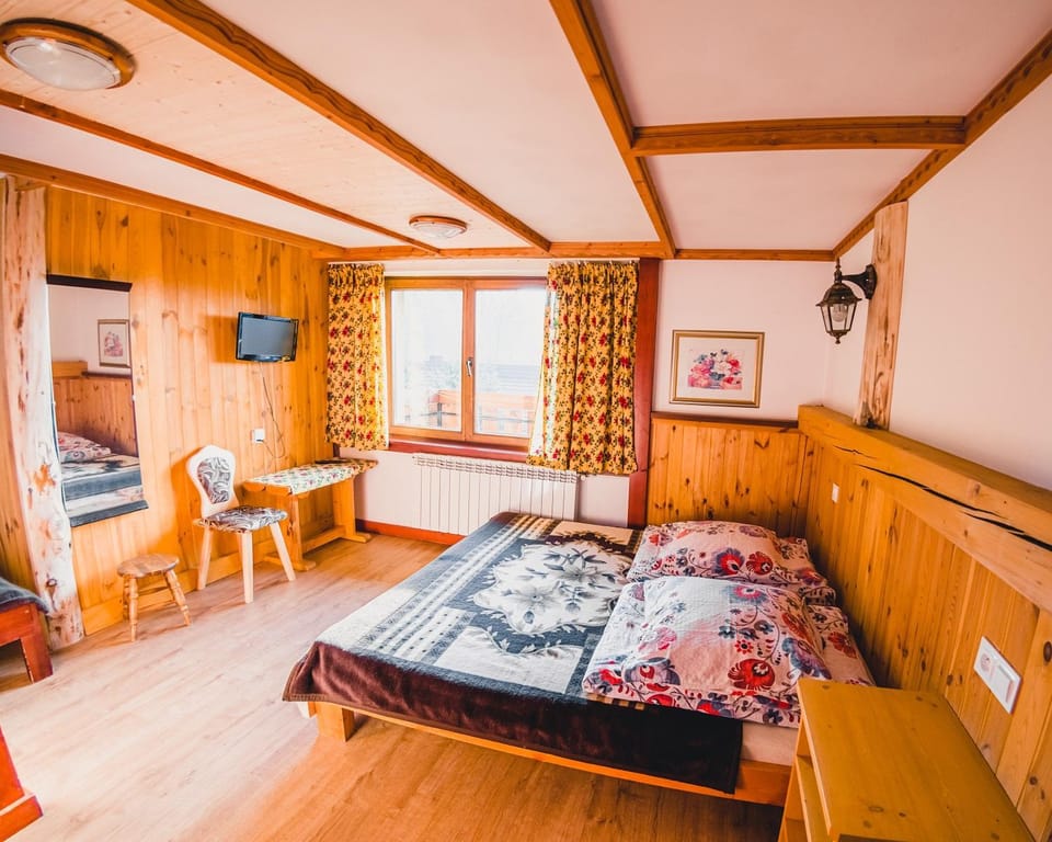 Bed, TV and multimedia, Photo of the whole room, Bedroom