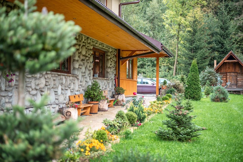 Property building, Spring, Day, Natural landscape, Garden, Garden view, Area and facilities