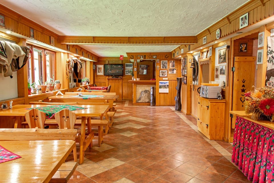Restaurant/places to eat, TV and multimedia