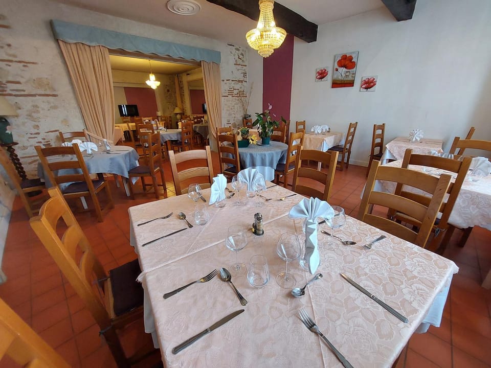 Restaurant/places to eat, Banquet/Function facilities, Seating area