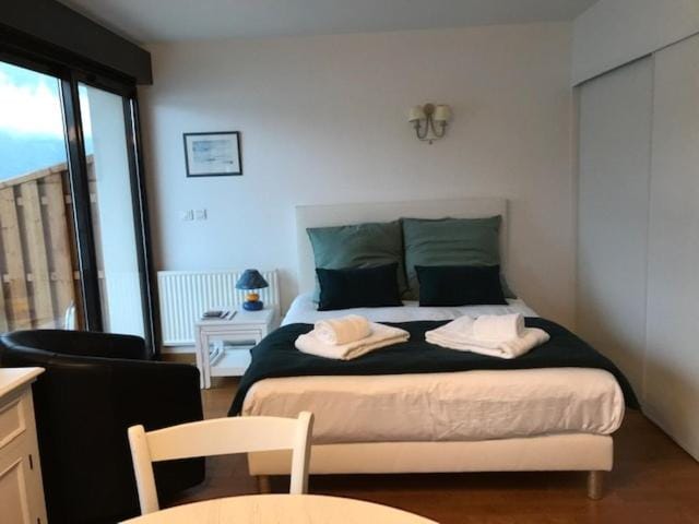Photo of the whole room, Bedroom
