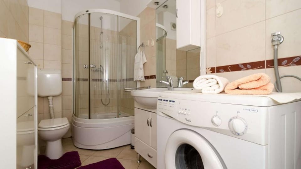 Toilet, Bathroom, Bath, towels, washing machine
