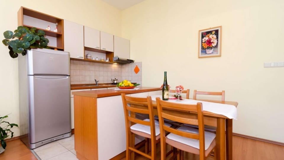 Kitchen or kitchenette, Dining area, oven, stove
