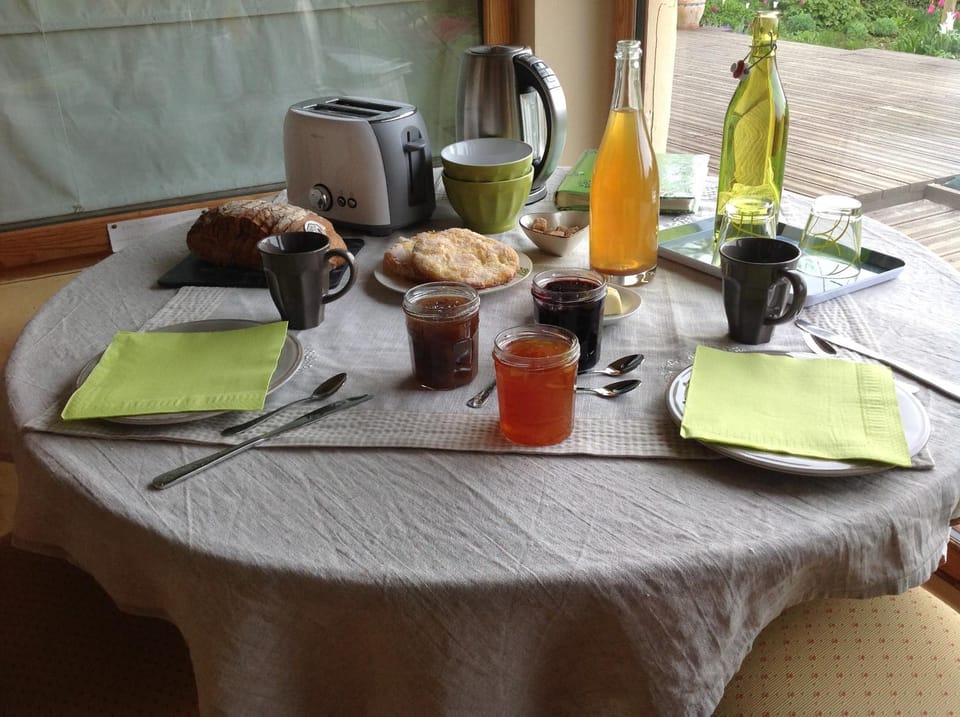 Coffee/tea facilities, Dining area