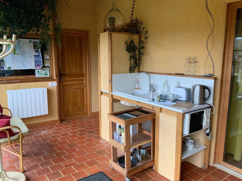 Coffee/tea facilities, Kitchen or kitchenette, Dining area, minibar, stove, toaster