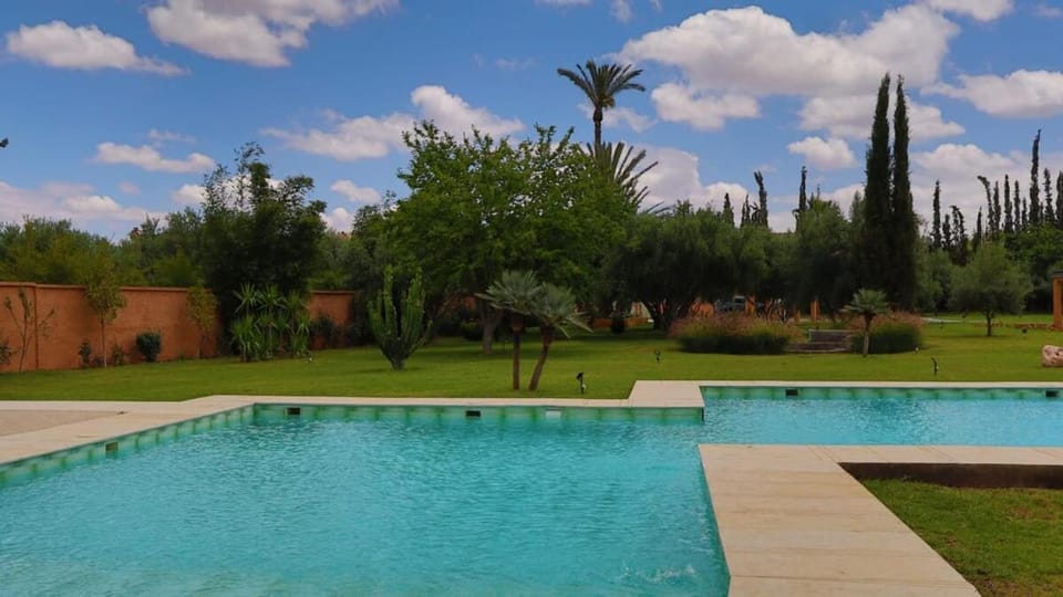 Villa à 2 Piscine & Parc Arboré, Route d'ourika KM21 Bed and Breakfast in Marrakesh-Safi