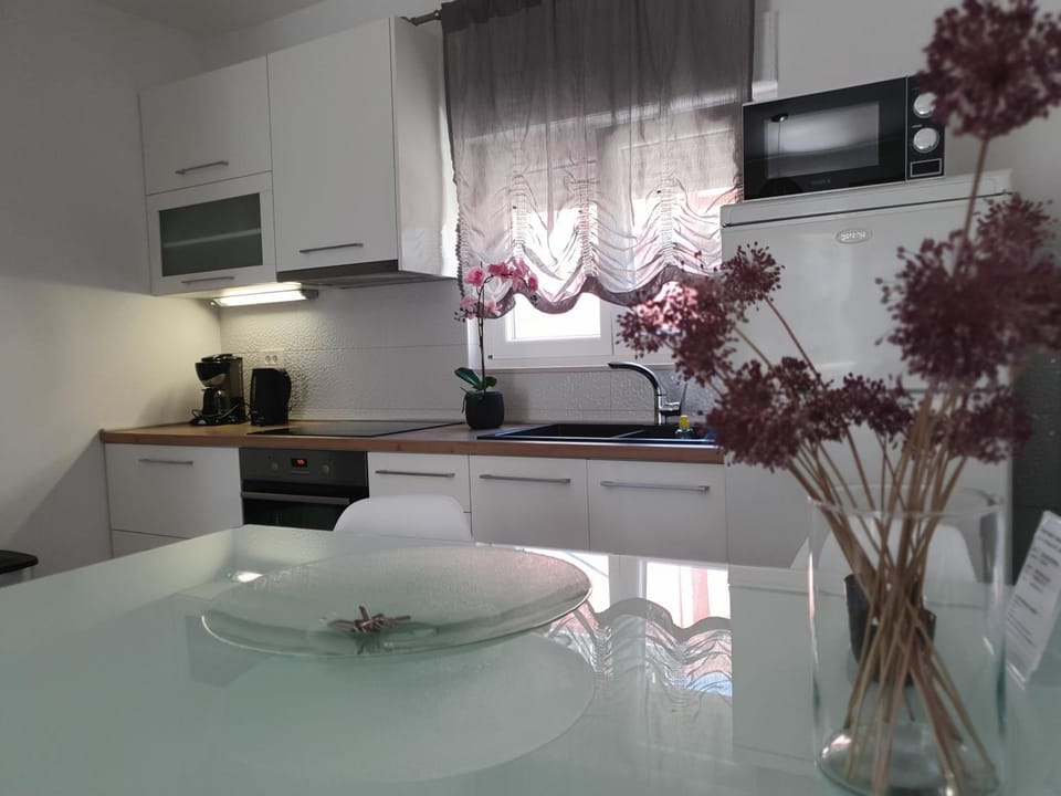 Kitchen or kitchenette, Seating area, Dining area