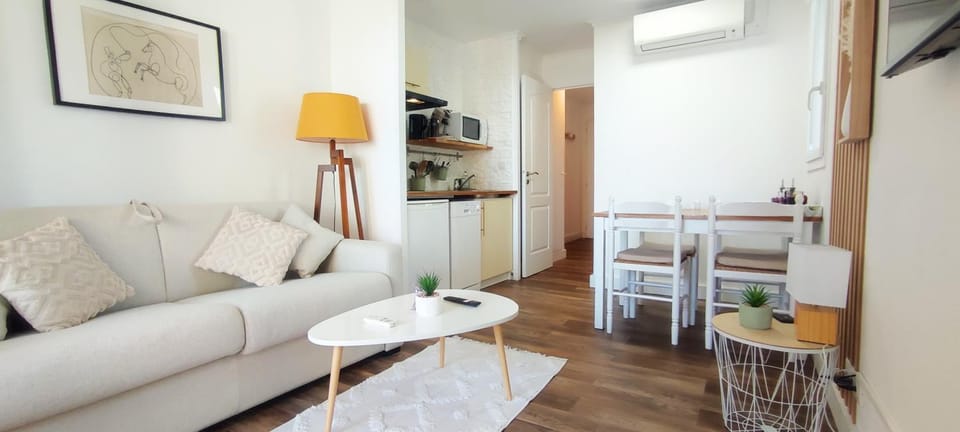 Kitchen or kitchenette, Living room, Seating area, Dining area, air conditioner