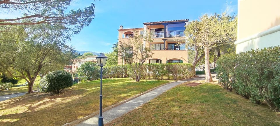 Property building, Neighbourhood, Garden, Garden view
