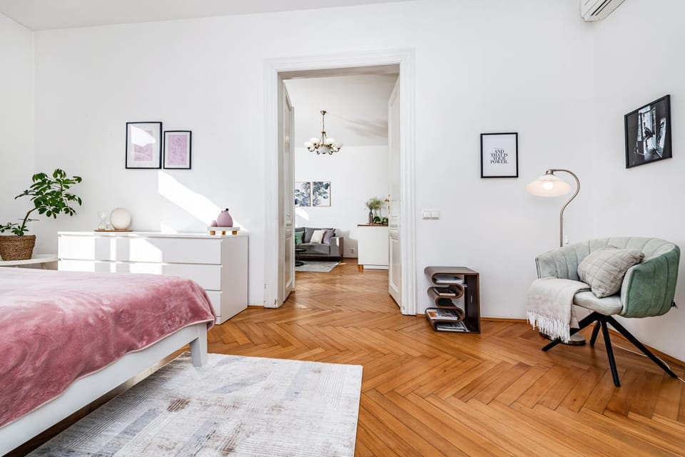 Bed, Living room, Photo of the whole room, Seating area, Bedroom, air conditioner