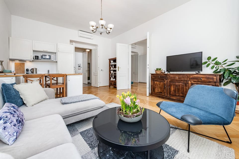 Communal lounge/ TV room, Kitchen or kitchenette, Living room, Seating area, Dining area, minibar, pet friendly