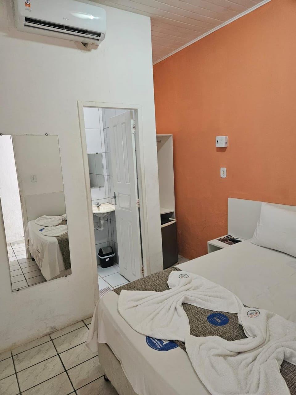 Shower, Bathroom, minibar, wardrobe, air conditioner