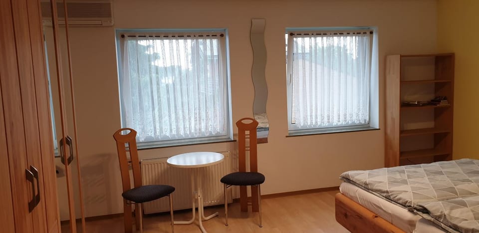 Photo of the whole room, Seating area