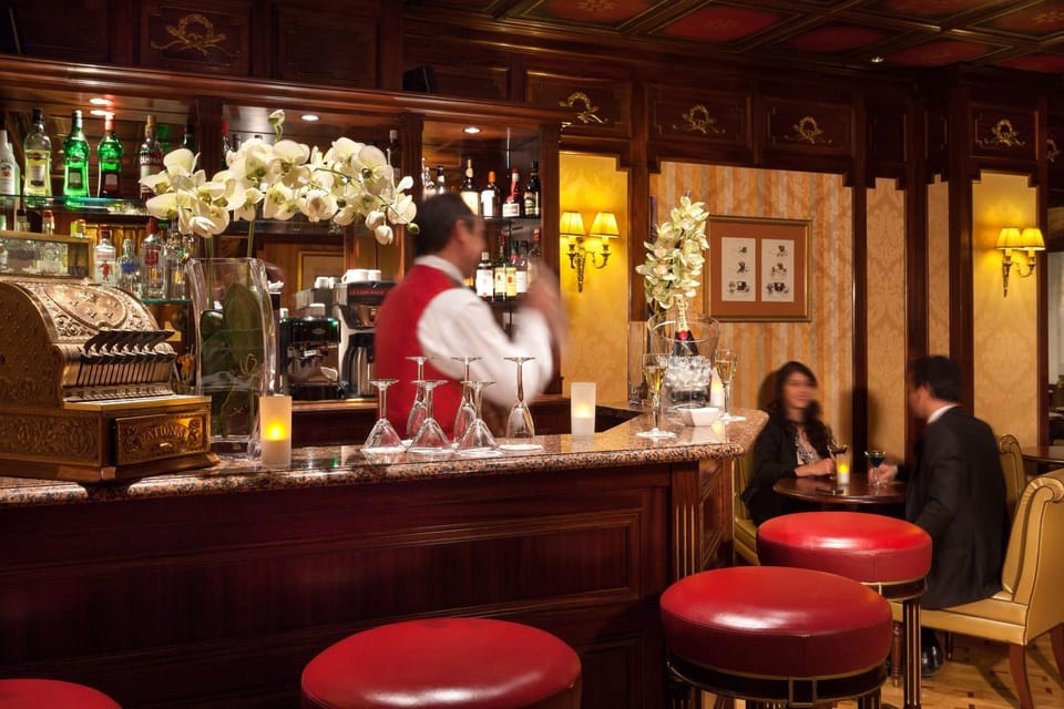Staff, Lounge or bar