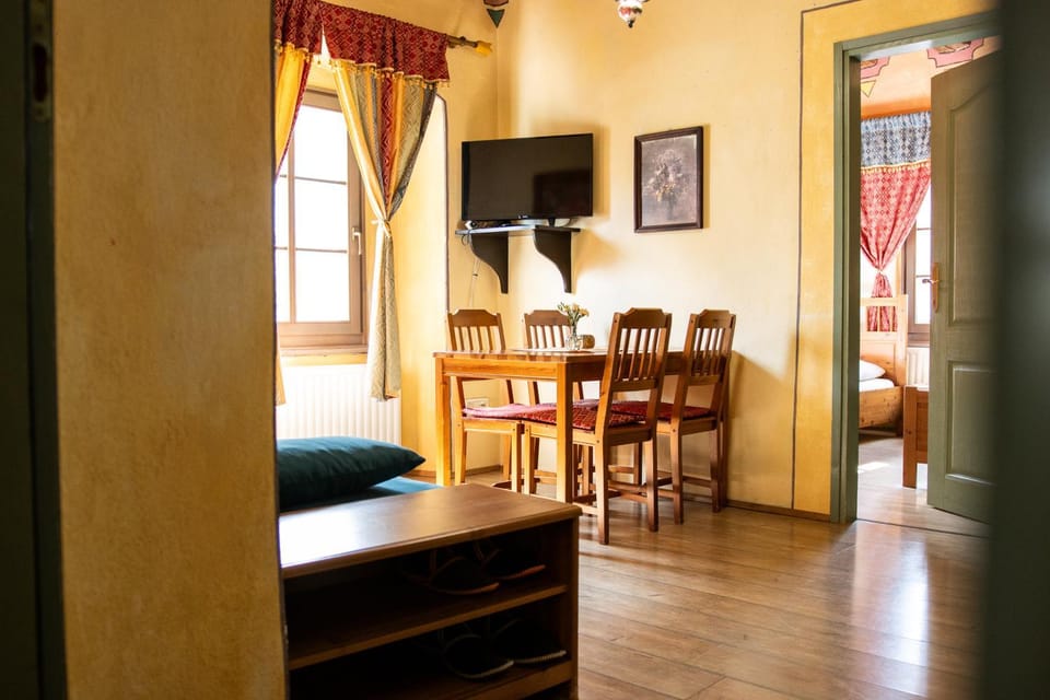 TV and multimedia, Living room, Seating area, Dining area
